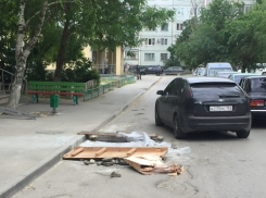 Жители Волгограда своими силами ремонтируют городские дороги