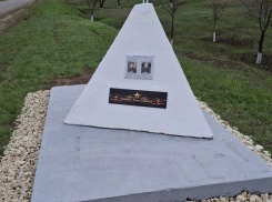 Попал в тюрьму и концлагерь: мемориальную доску с ошибкой установили комдиву в Волгоградской области