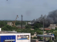 На судостроительном заводе в Волгограде загорелась баржа