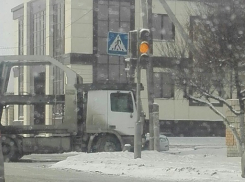 Автовоз протаранил столб в Волгограде 