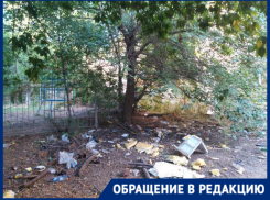 Детский сад в Волгограде заваливает мусором от заброшенной трехэтажки