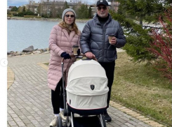 Многодетная Альбина Джанабаева показала первую прогулку с новорожденной дочерью