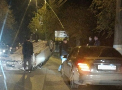 В центре Волгограда автомобиль перевернулся на крышу после аварии