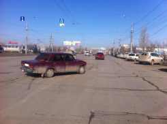 В Волгограде лихач на ВАЗ-2107 в ДТП сломал руку пассажирке 