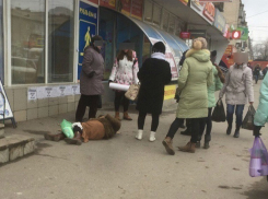 Молодые волгоградцы проходили мимо лежащей на асфальте пожилой женщины