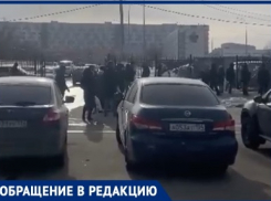Волгоградцы сняли на видео гигантскую очередь из желающих передать вещи близким в больницу