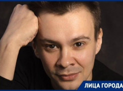 «Бывает всякое, особенно, если порвется костюм на причинном месте», - актер волгоградской «молодежки» Максим Перов