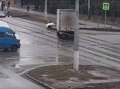 Волгоградец перевернулся в воздухе после наезда иномарки: шок-видео