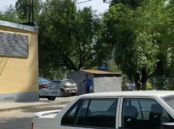 Мужчина открыл стрельбу по детям и собакам во дворе в Волгограде