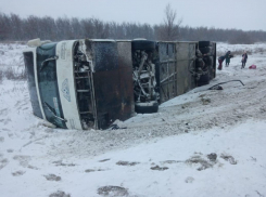 Под Волгоградом перевернулся автобус «Саратов - Пятигорск»: пострадали пассажиры