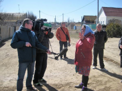 Федеральный ТВ-канал снимает сползающее в Волгу село под Волгоградом