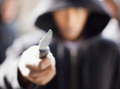 На юге Волгограда рецидивист под угрозой ножа ограбил 17-летнего подростка