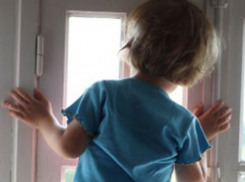 Четырехлетнего волгоградца спасли, проникнув в дом через балкон