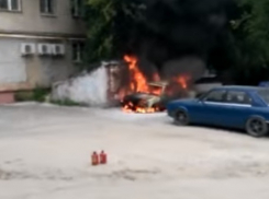 В центре Волгограда сгорел ВАЗ-2105