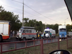 На юге Волгограда в ДТП с участием такси погиб человек