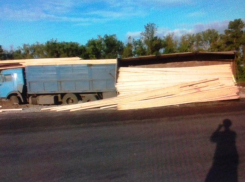 Под Волгоградом на трассе М-6 КамАЗ столкнул Mercedes в кювет