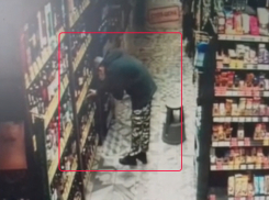 Кража элитного алкоголя в магазине в Волгоградской области попала на видео