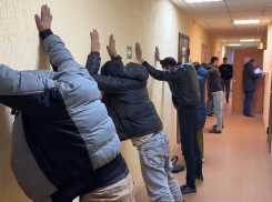 Лицом к стене поставил СОБР мигрантов под Волгоградом 