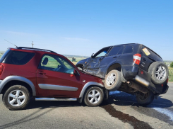 Легковушка повисла на капоте Toyota под Волгоградом, в больнице 3-летний мальчик: видео 