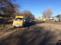 В Волгограде «Нива» протаранила маршрутку: пострадали два человека