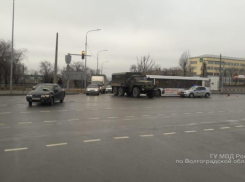 Водитель «десятки» устроил тройное ДТП с «Уралом» и буксируемым автобусом в Волгограде