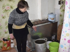 Жители поселка под Волгоградом больше месяца живут без воды