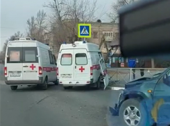 Влетела в ограждение: в Волгоградской области машина скорой помощи столкнулась с иномаркой