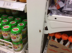 Жителей Волгограда шокировали тараканы в отделе детского питания 