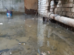 Потенциальное бомбоубежище две недели затапливает на севере Волгограда