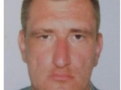 В Волгоградской области разыскивают 37-летнего высокого мужчину в клетчатой рубашке