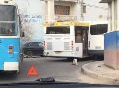 Автобус «Питеравто» протаранил «Газель» на севере Волгограда
