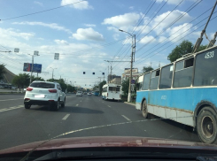 Транспортный коллапс на севере Волгограда: из-за аварийной остановки троллейбусов образовалась пробка