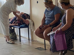 Женщина упала в обморок в бесконечной очереди в поликлинике №6 Волгограда