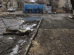 Дорожный ад во дворе сняли на видео жители севера Волгограда