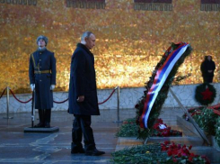 Единственный плюс для Бочарова в том, что он покатался в машине президента, - эксперты