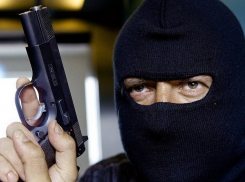 В Волжском неизвестный в маске ограбил магазин