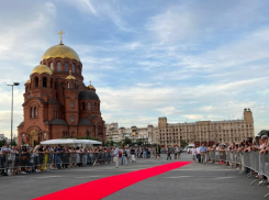 Нонна Гришаева, Сергей Шакуров и другие кинозвезды прошли по красной дорожке в центре Волгограда