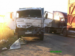 Под Волгоградом в ДТП столкнулись два КАМАЗа