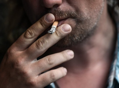 Мужчина уснул с сигаретой в зубах и насмерть задохнулся под Волгоградом 