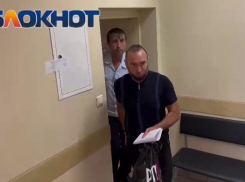 «Вину признаете?»: как депутата Анненко выводили из суда в автозак до СИЗО 