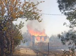 Воды нет, тушили землей: место под волгоградские Мальдивы освобождается в страшных пожарах