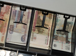 Жители Волгограда проели и пропили 140 миллиардов рублей