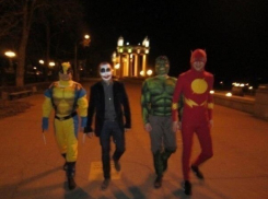 По улицам ночного Волгограда разгуливают супергерои