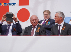 «Боится, что из ружья в него шмальнут»: волгоградцы оскорбились просьбой мэра не выходить на балконы 9 Мая