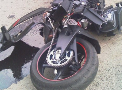 В Урюпинске школьник без прав на мотоцикле столкнулся с «Ладой Приорой»