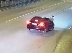 Водитель снес волгоградку на «зеленый»: момент жуткой аварии попал на видео