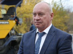 Мэр Волгограда раздает деньги учителям и писателям