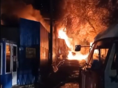 Пожар на Тракторном рынке Волгограда: фото и видео