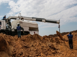 Водолазы наткнулись на дне Волги на бомбу
