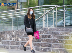 В 30-градусную жару в Волгограде не хотят отменять масочный режим: в других регионах власти ввели послабления